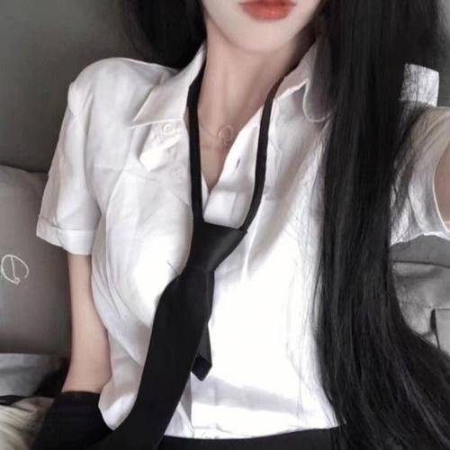 穿黑衣的女孩
